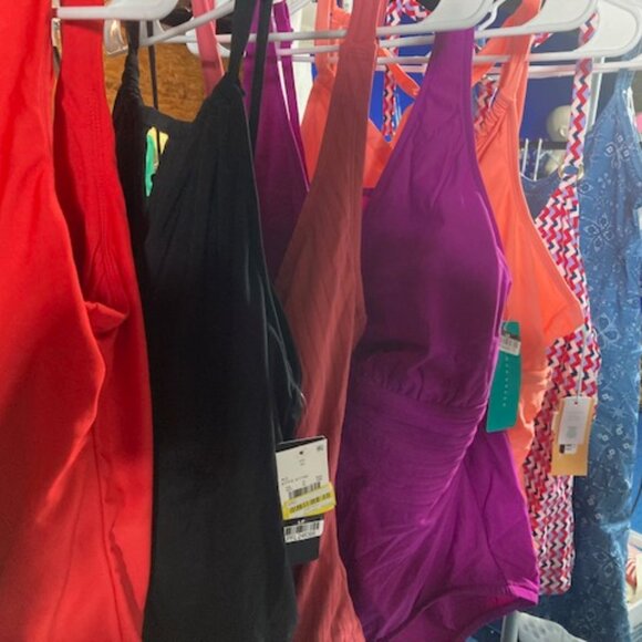 6 bathing suits for $14 curated. GIVEYS WITH BUNDLE - Picture 6 of 7